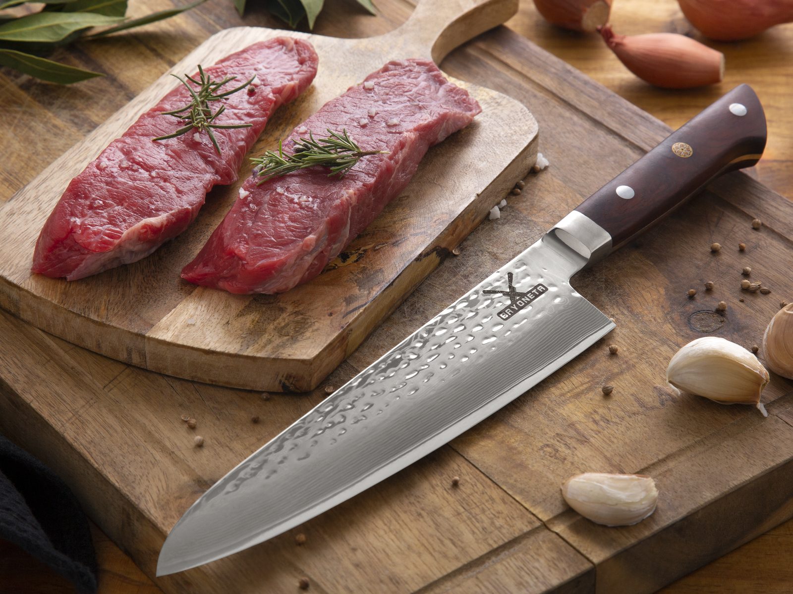 Fotografía de alimentos · cuchillo y vegetales sobre tabla de madera